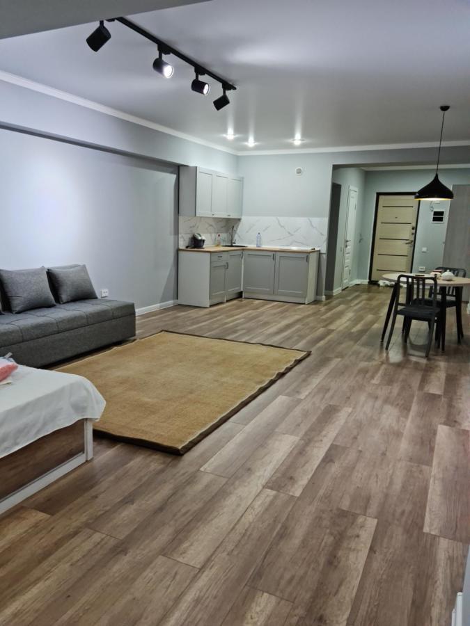 Апартаменты В Центре, В Новом Доме Almaty Exterior foto